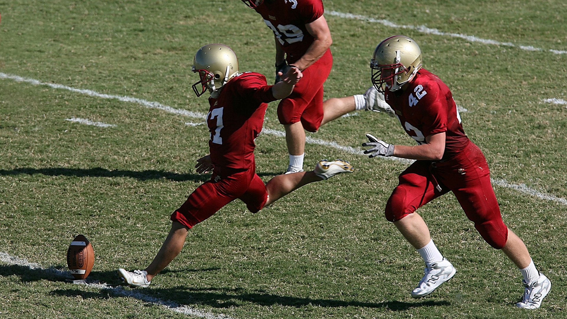 爱游戏官方入口-未来足球比赛技术革新，虚拟画面与AR体验融合，足球虚拟赛事