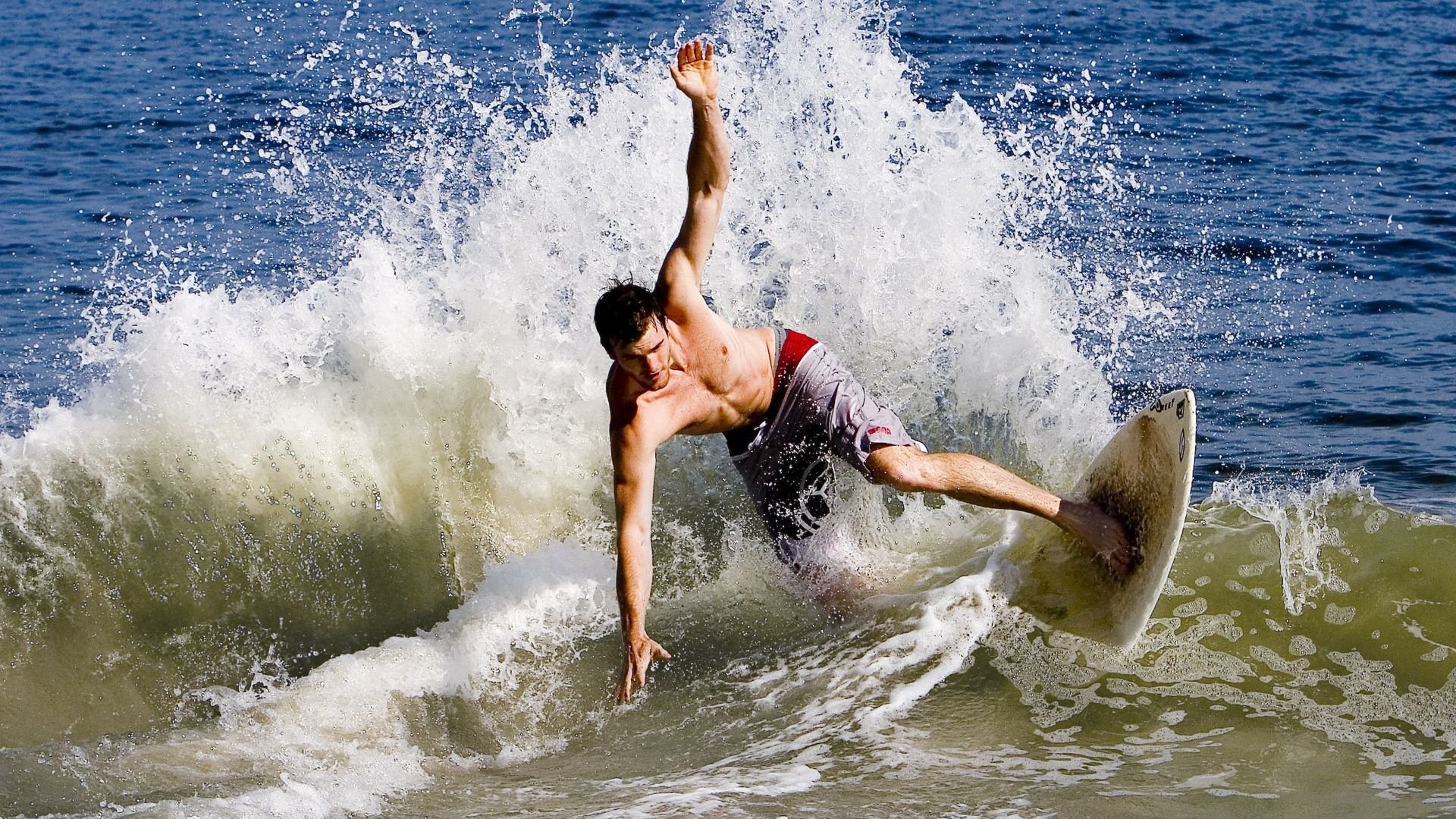 爱游戏官方网站-史上“最牛”逼抢：在集体防守中，蒂伊多次抢断成功，成为“球场霸主”！